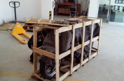 電動(dòng)車(chē)木架打包